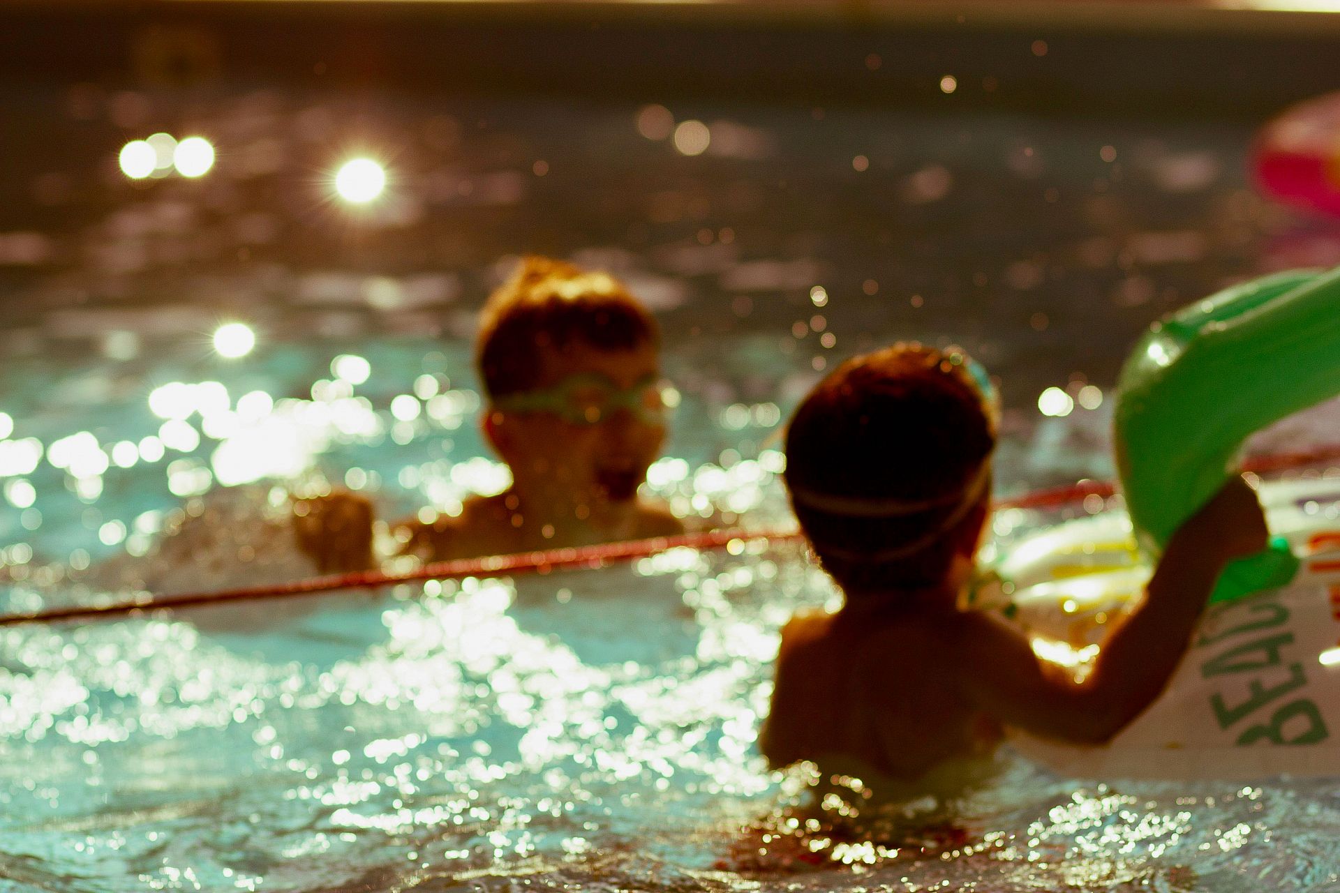 Diversão segura na piscina e praia: cuidados essenciais para diversão ao sol com as crianças